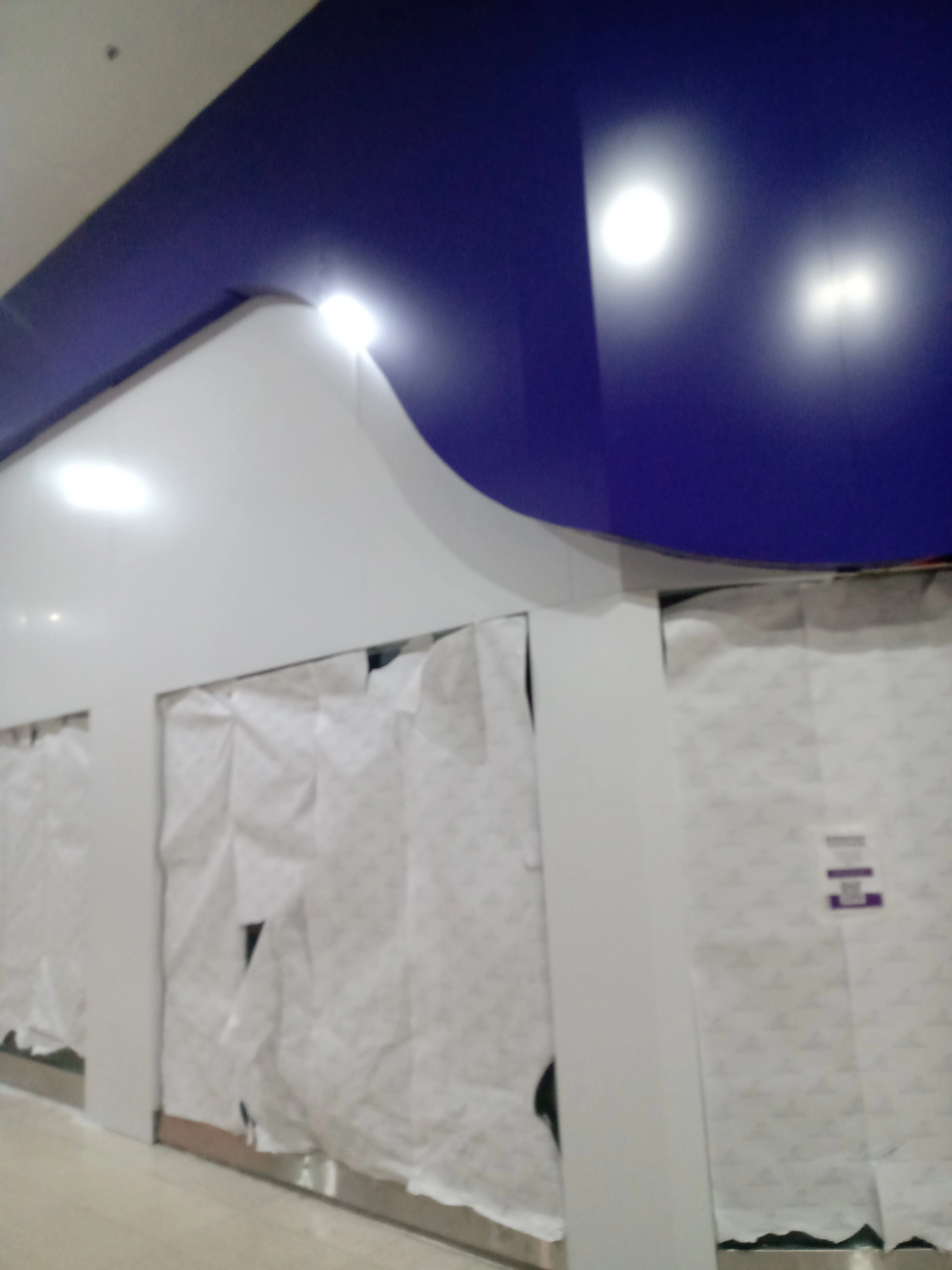 REVESTIMENTO EM ACM COM LETREIRO DE ACRILICO PRAIA SHOPPING